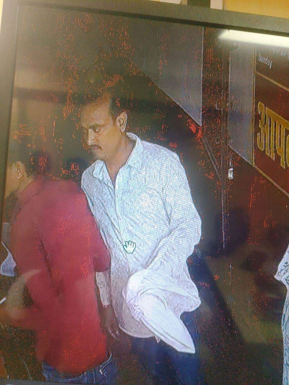 बैंकों में शातिरों का अड्डा, उपभोक्ताओं को भरमाकर पहुंचा रहे नुकसान