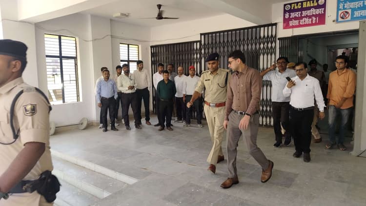डीएम व एसपी ने वेयरहाउस का किया निरीक्षण