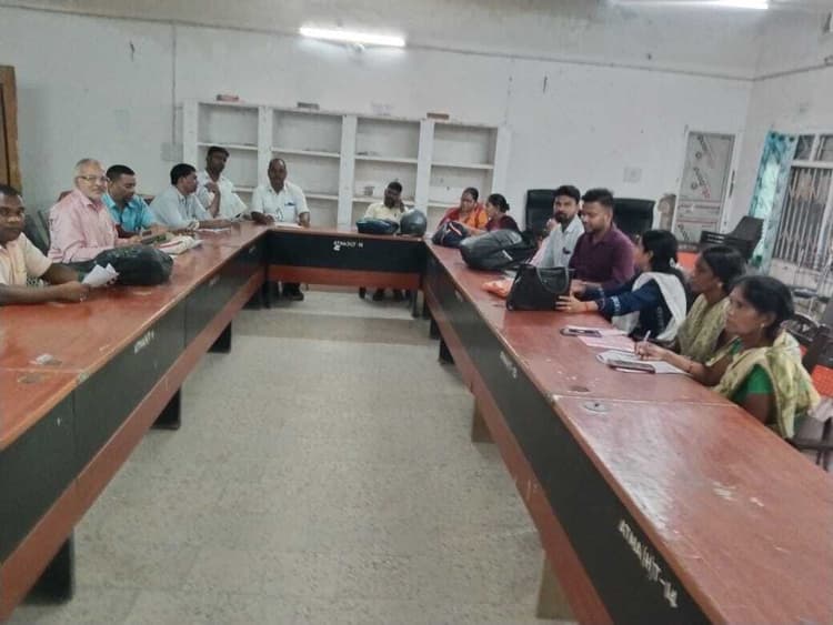 मतदान केंद्र की सुविधा एवं बुजुर्ग, दिव्यांगों की सूची करायें उपलब्ध
