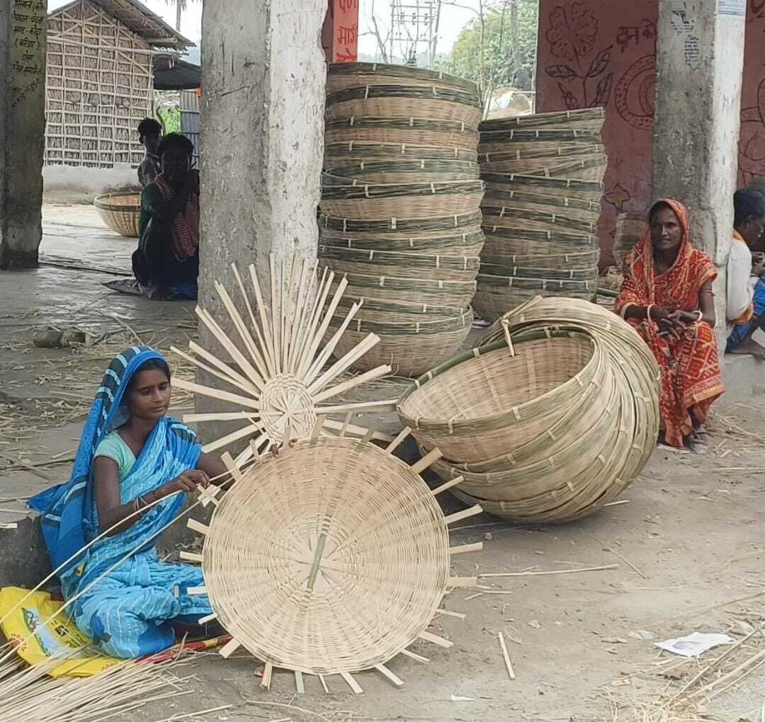 छठ महापर्व को सूप व टोकरी बनाने में जुटे मोहली समुदाय के लोग