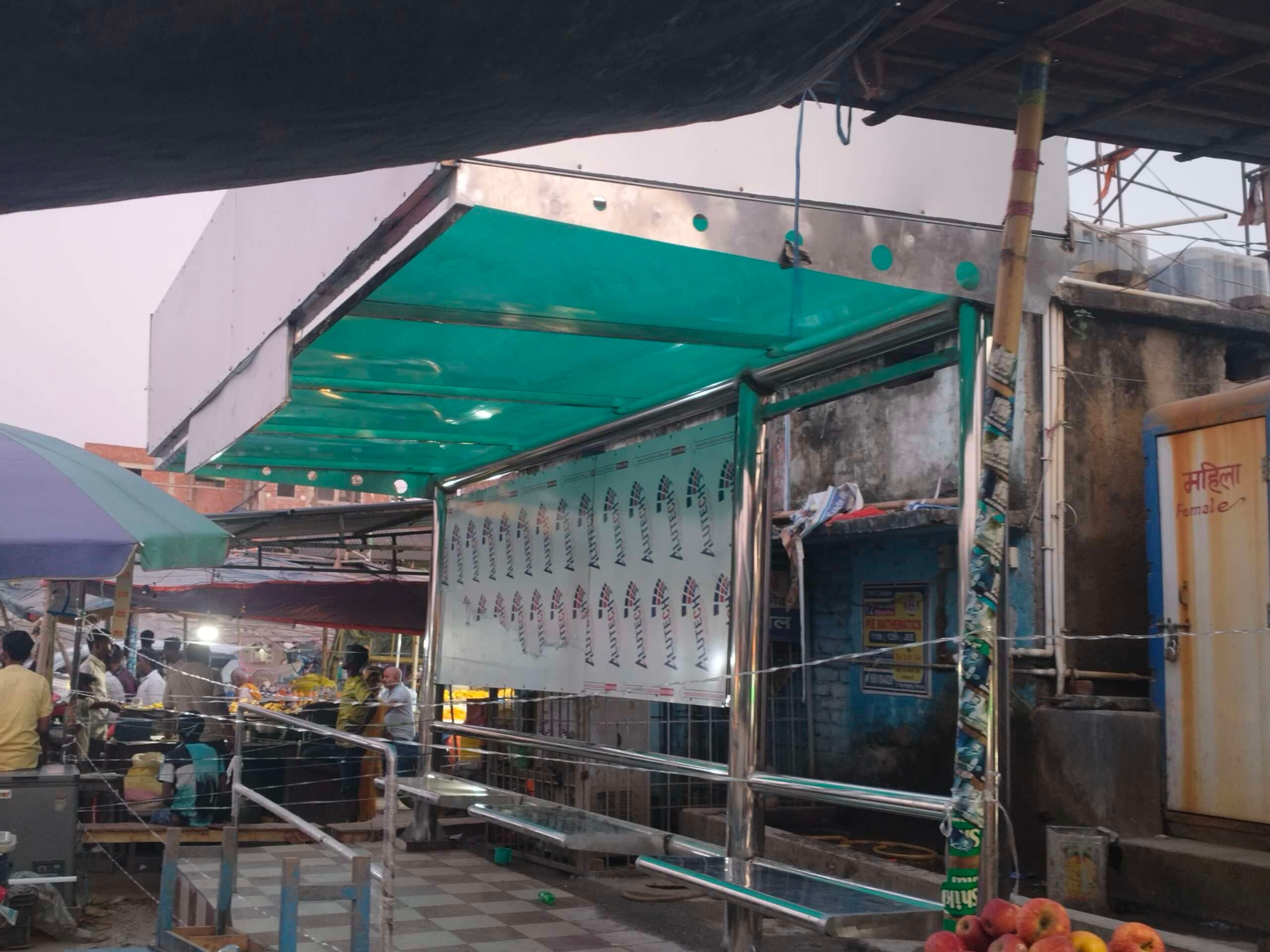 यात्री शेड अव्यवस्थित तरीके से निर्माण किये जाने से राहगीरों की परेशानी बढ़ी