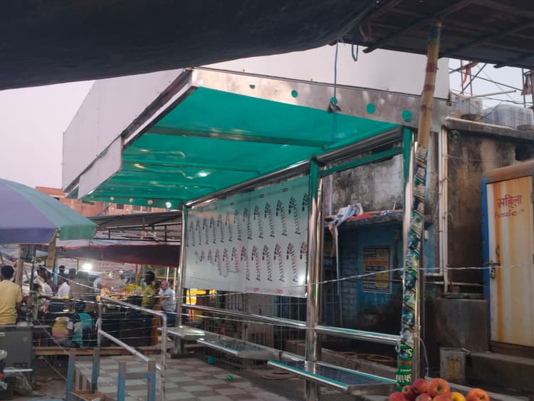 यात्री शेड अव्यवस्थित तरीके से निर्माण किये जाने से राहगीरों की परेशानी बढ़ी