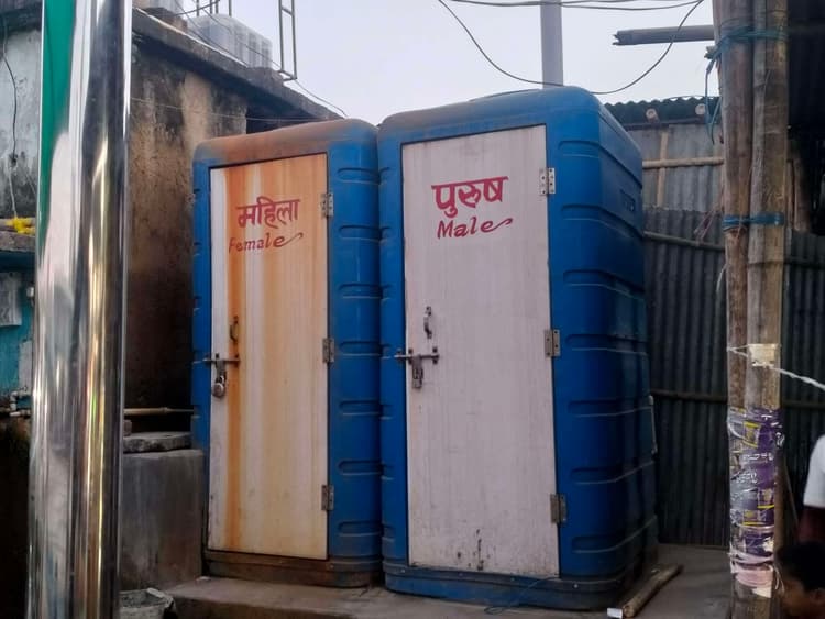 सार्वजिनक शौचालय में लटका है ताला, आमलोग व राहगीर परेशान