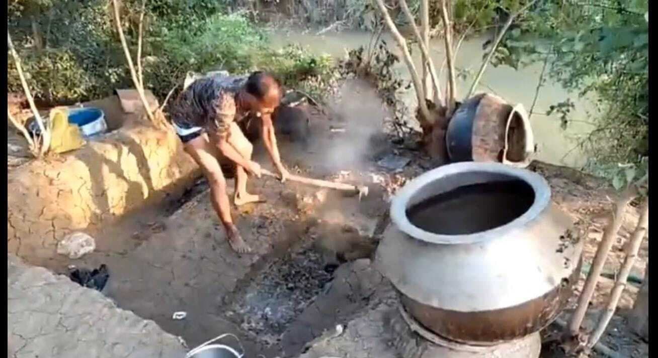 महुआ शराब की भट्ठी को नष्ट किया गया, एक गिरफ्तार