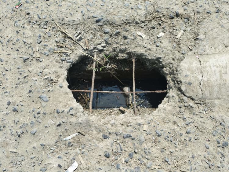 सड़क टूटने से हादसे की आशंका, नहीं करायी मरम्मत