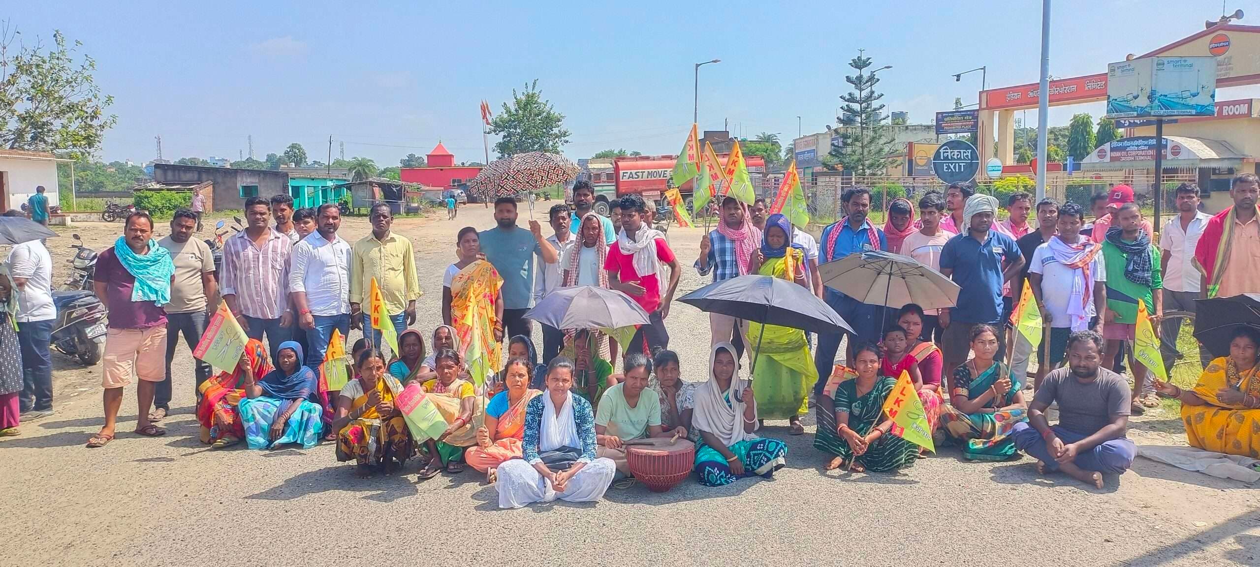 Deoghar news : विस्थापितों की मांग को लेकर जेएलकेएम ने दिया धरना-प्रदर्शन