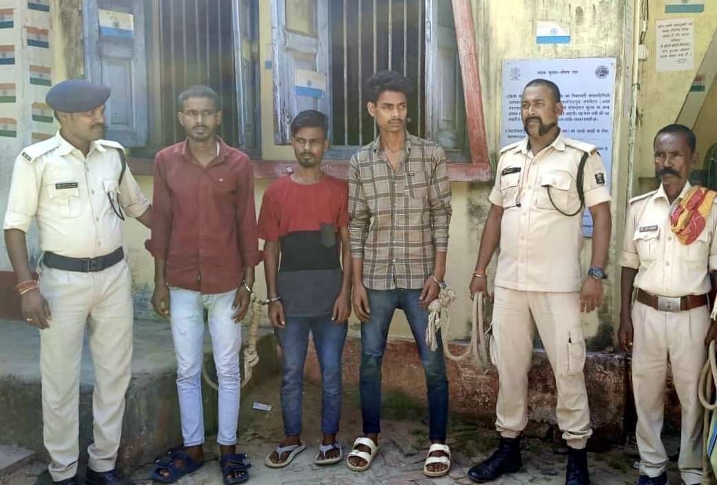 लड़की का अपहरण करने पहुंचे तीन युवकों की जमकर हुई पिटाई, पुलिस को सौंपा