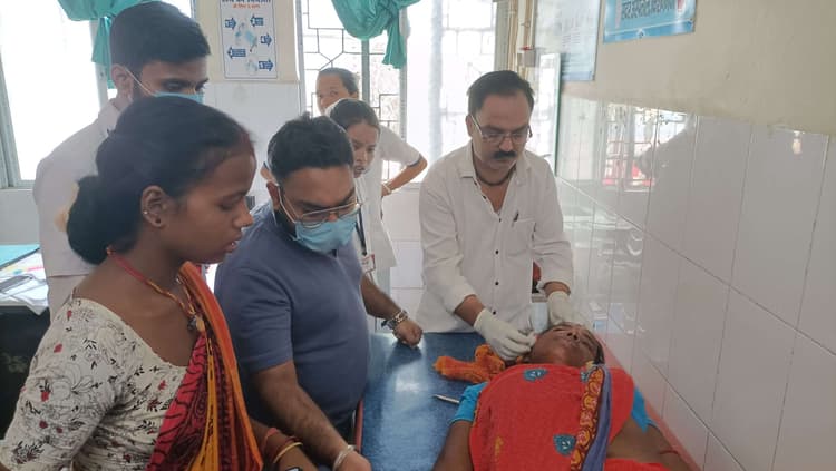 रेलवे ट्रैक पार कर रही महिला गिरकर हुयी घायल