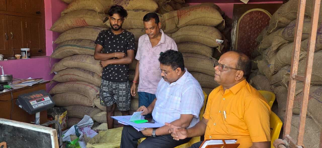 वरीय पदाधिकारी ने तीन पीडीएस दुकानों का किया निरीक्षण