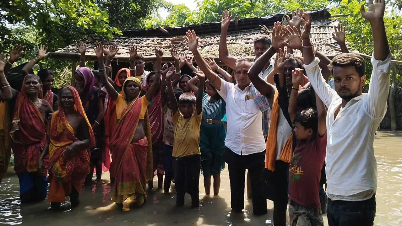 सहायता नहीं मिलने से बाढ़ पीड़ितों में आक्रोश