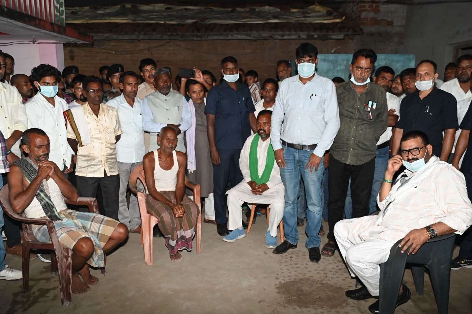 कजरा पहुंच कर शहीद के परिजनों से मिले मंत्री