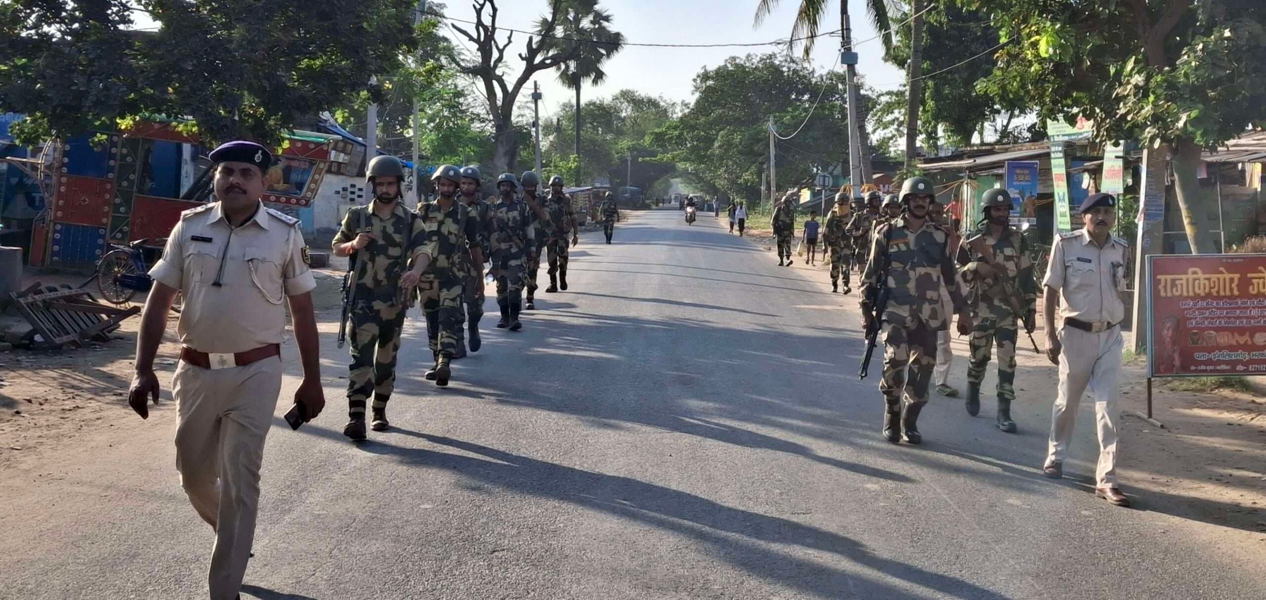 पुलिस ने अर्द्धसैनिक बलों के साथ किया फ्लैग मार्च, निर्भीक होकर शांतिपूर्ण माहौल में मतदान की अपील