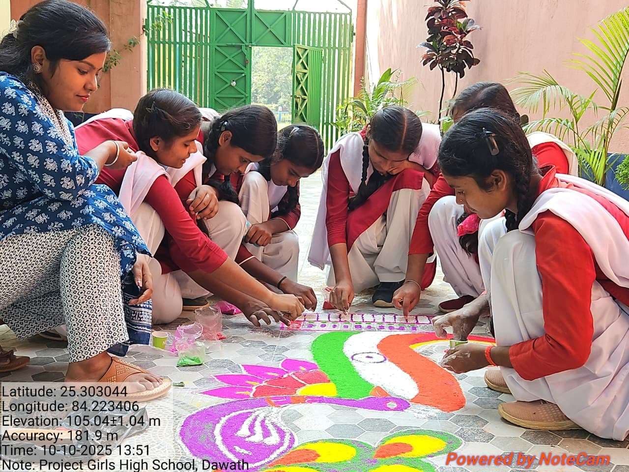 स्कूली बच्चों ने रंगोली बना मतदाताओं को किया जागरूक