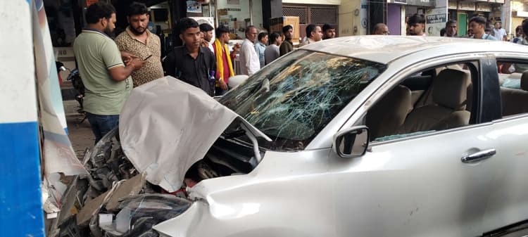 नशे में कार चालक ने आठ लोगों को मारी टक्कर, गुस्सायी भीड़ ने कार में की तोड़फोड़