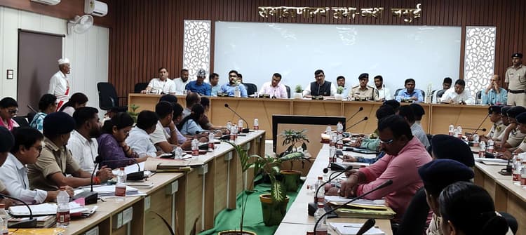 निर्धारित समय के अंदर सभी कार्य पूरा करें- डीएम