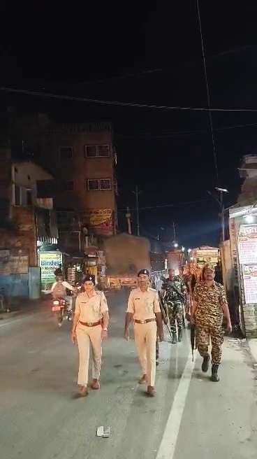 गिद्धौर पुलिस व सीआरपीएफ ने किया फ्लैग मार्च