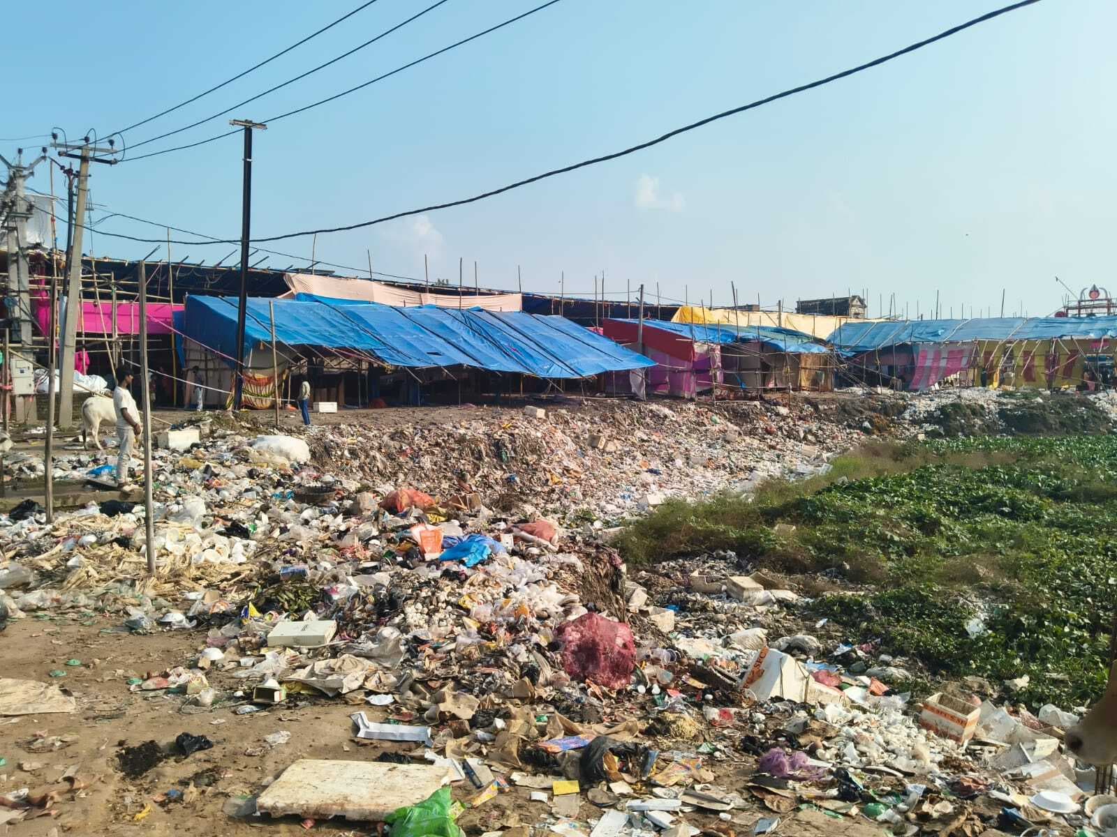 पूजा समापन के बाद मेला परिसर से नहीं हो रही कचरे की साफ-सफाई