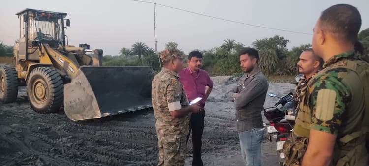 Dhanbad News : अवैध तरीके से तालाब भर रहे जेसीबी को पुलिस ने किया जब्त