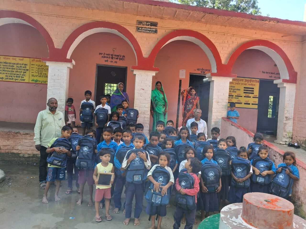 बच्चों के बीच स्कूल बैग का वितरण