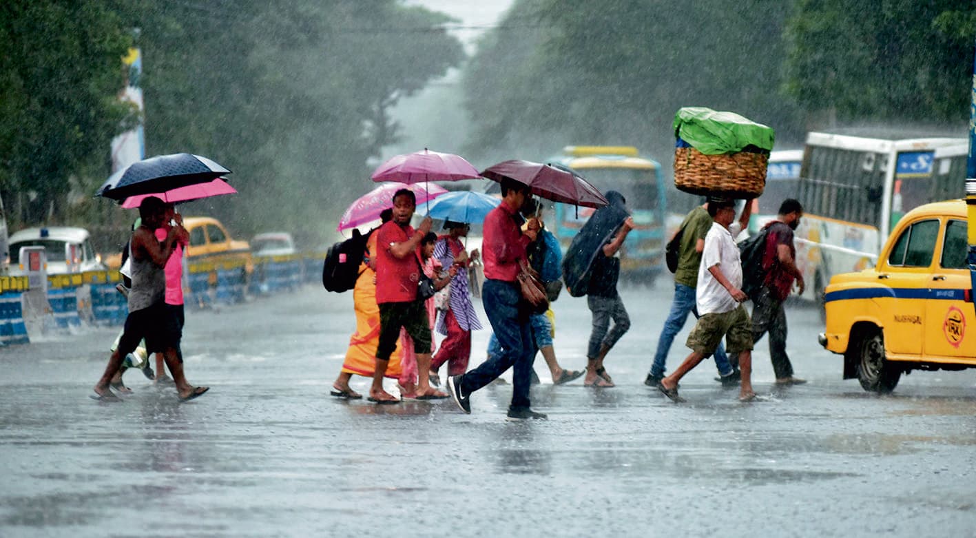 कोलकाता में हुई मुसलाधार बारिश से सड़कें डूबीं