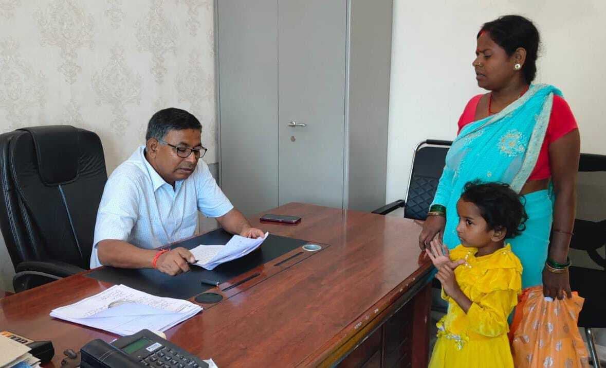 Giridih news :जिला नजारत उप समाहर्ता ने सुनी आमजनों की शिकायत