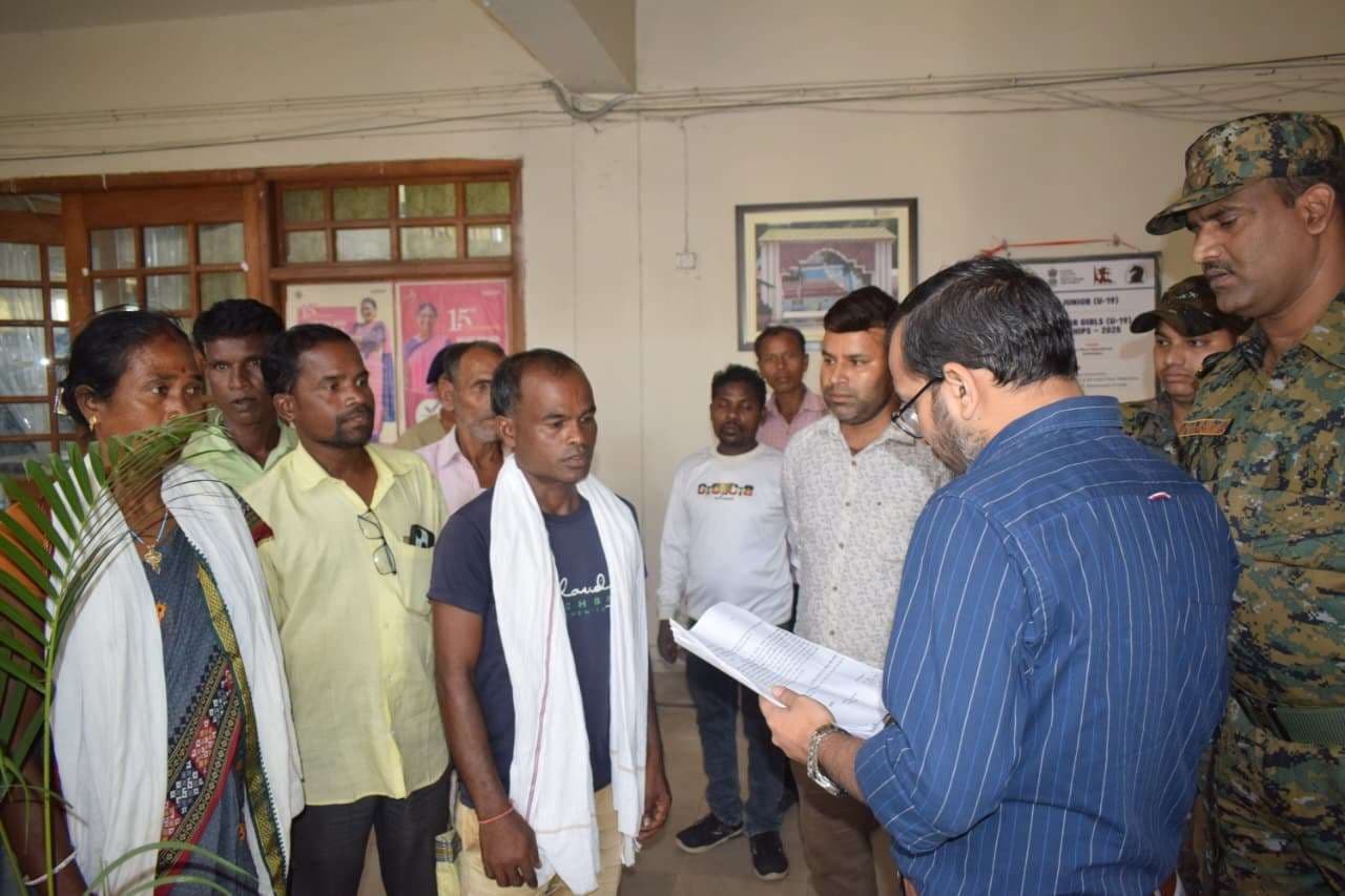 Seraikela Kharsawan News : सर! आमटांड़ गांव में तीन माह से डीलर नहीं कर रहा राशन वितरण