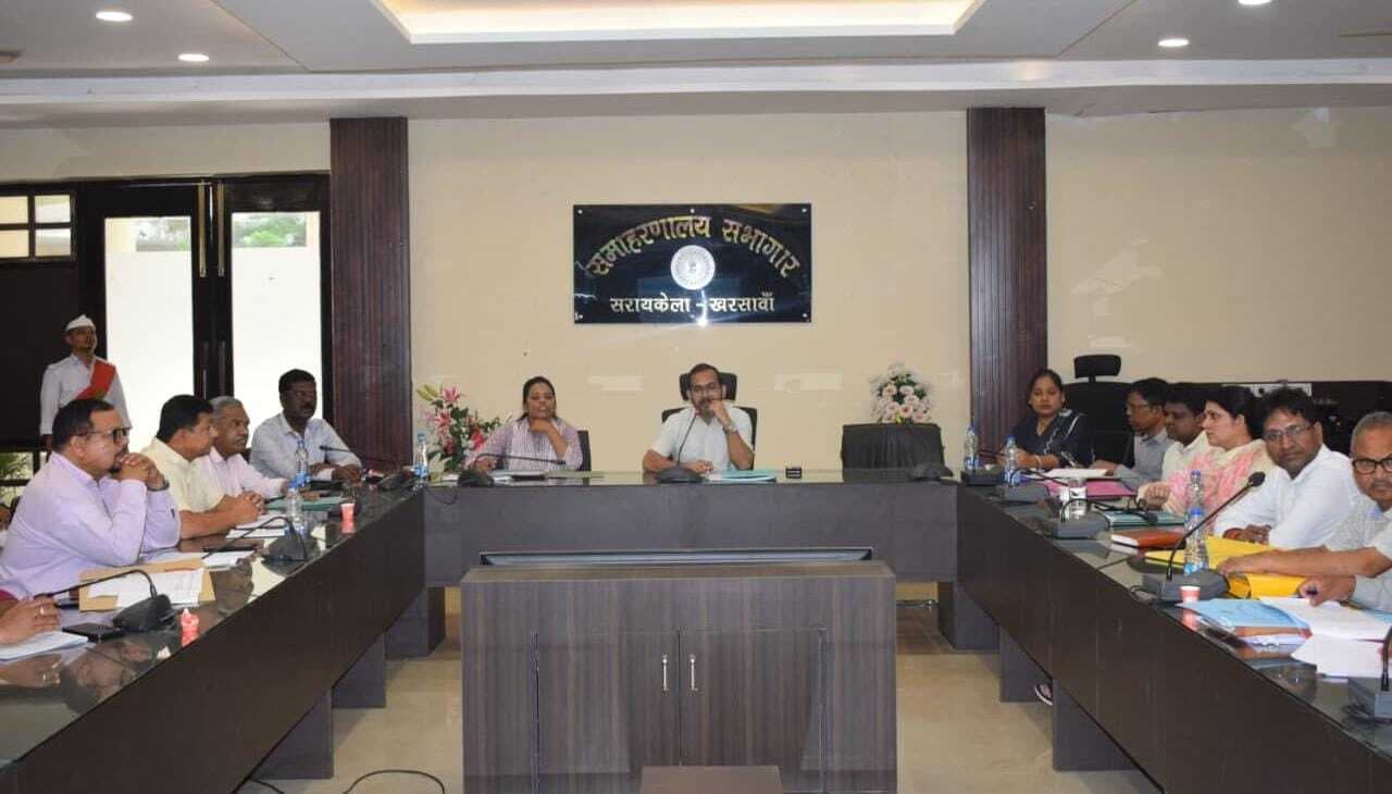Seraikela Kharsawan News : जनकल्याण योजनाओं पर डीसी का फोकस 624 पीवीटीजी परिवारों को सीधा फायदा