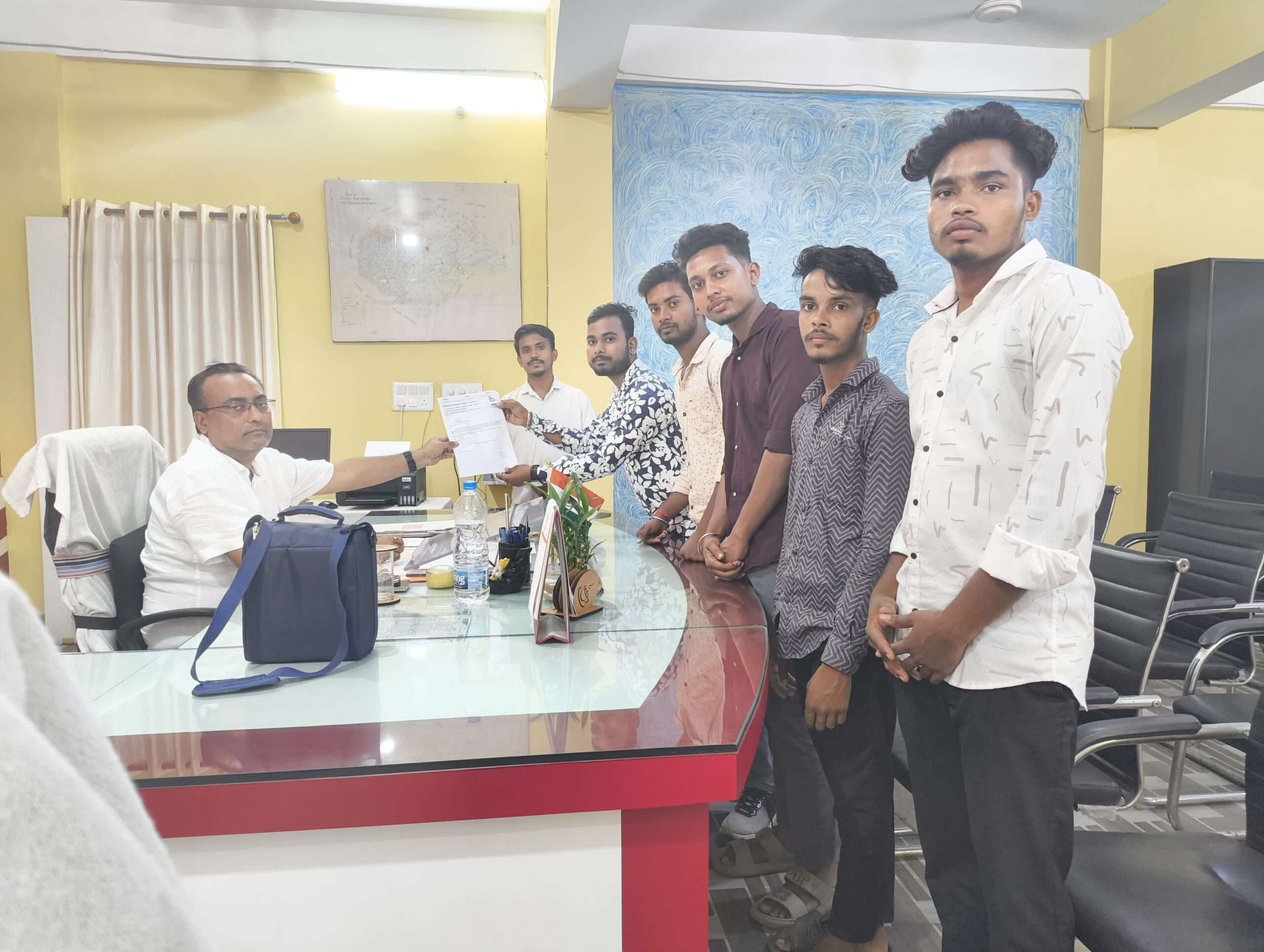 Seraikela Kharsawan News : जनप्रतिनिधियों के वेतन बढ़े, विद्यार्थियों को छात्रवृत्ति के लिए करना पड़ रहा लंबा इंतजार