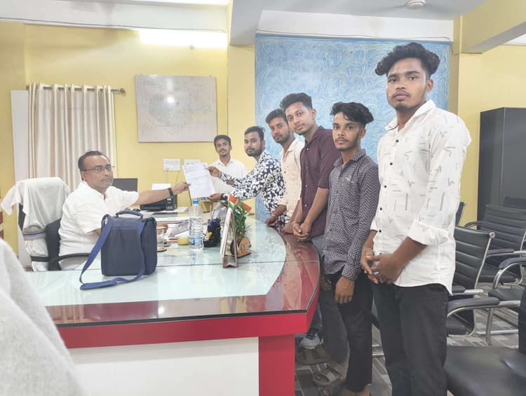 Seraikela Kharsawan News : जनप्रतिनिधियों के वेतन बढ़े, विद्यार्थियों को छात्रवृत्ति के लिए करना पड़ रहा लंबा इंतजार