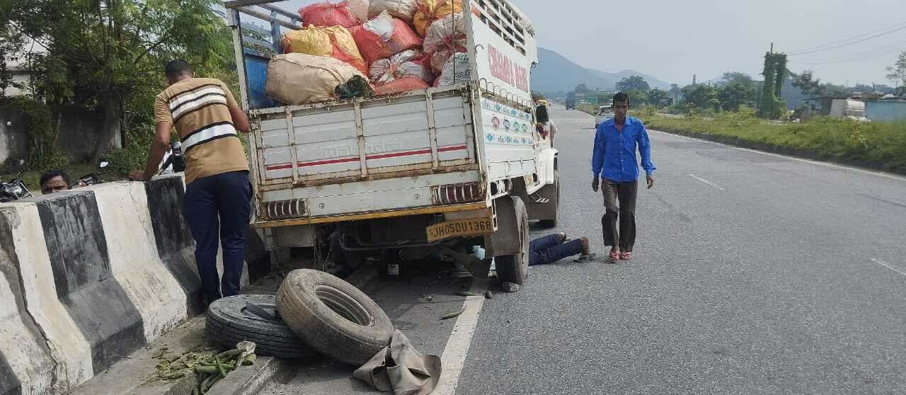 Seraikela Kharsawan News : टायर फटने से वैन ओवरब्रिज के रेलिंग से टकराया, विक्रेता घायल