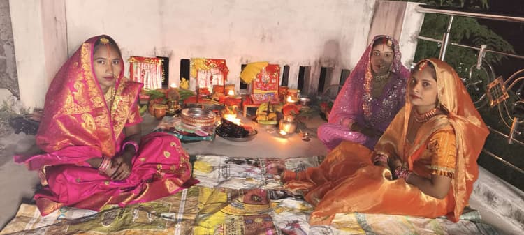 पति-पत्नी के प्रेम का प्रतीक करवा चौथ का पर्व मनाया गया धूमधाम से