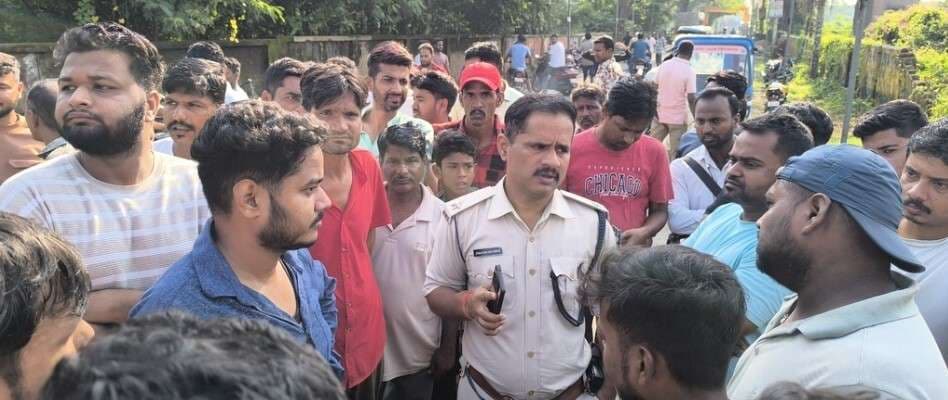 Giridih news :प्रतिबंधित मांस ले जा रहे टोटो चालक को लोगों ने पुलिस को सौंपा