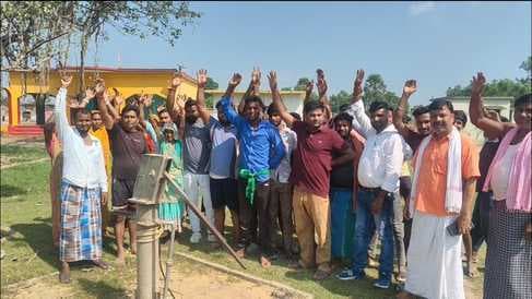 काली मंदिर परिसर में लगे सामुदायिक चापाकल में सबमर्सिबल लगाये जाने से ग्रामीणों में नाराजगी