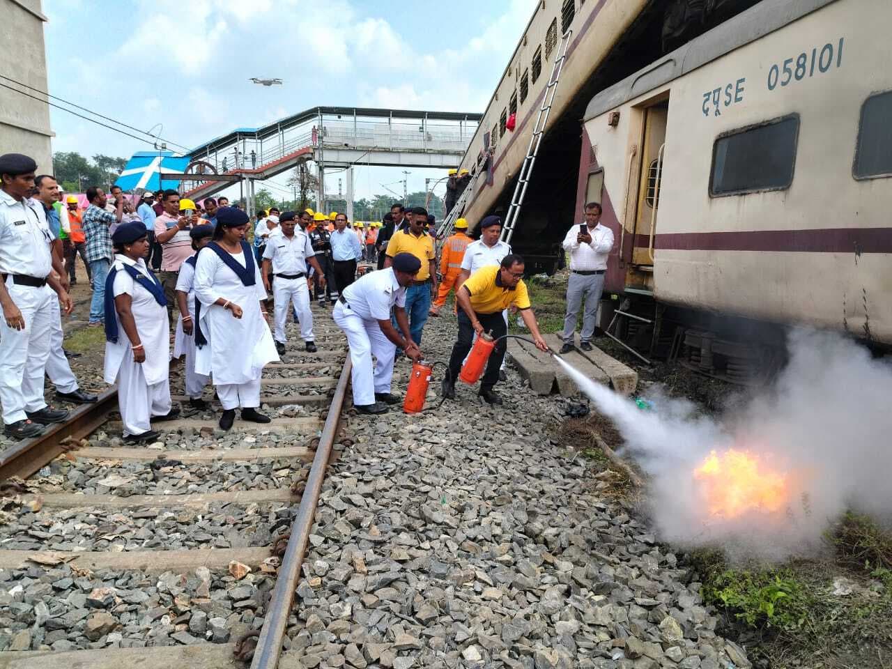 Chaibasa News : हूटर बजते ही मची अफरातफरी, कोच में फंसे यात्रियों को रेस्क्यू कर निकाला