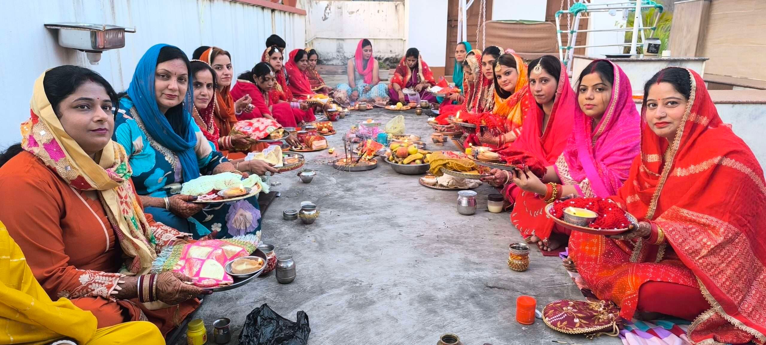 -महिलाओं ने करवा चौथ पर शिव-पार्वती की पूजा की