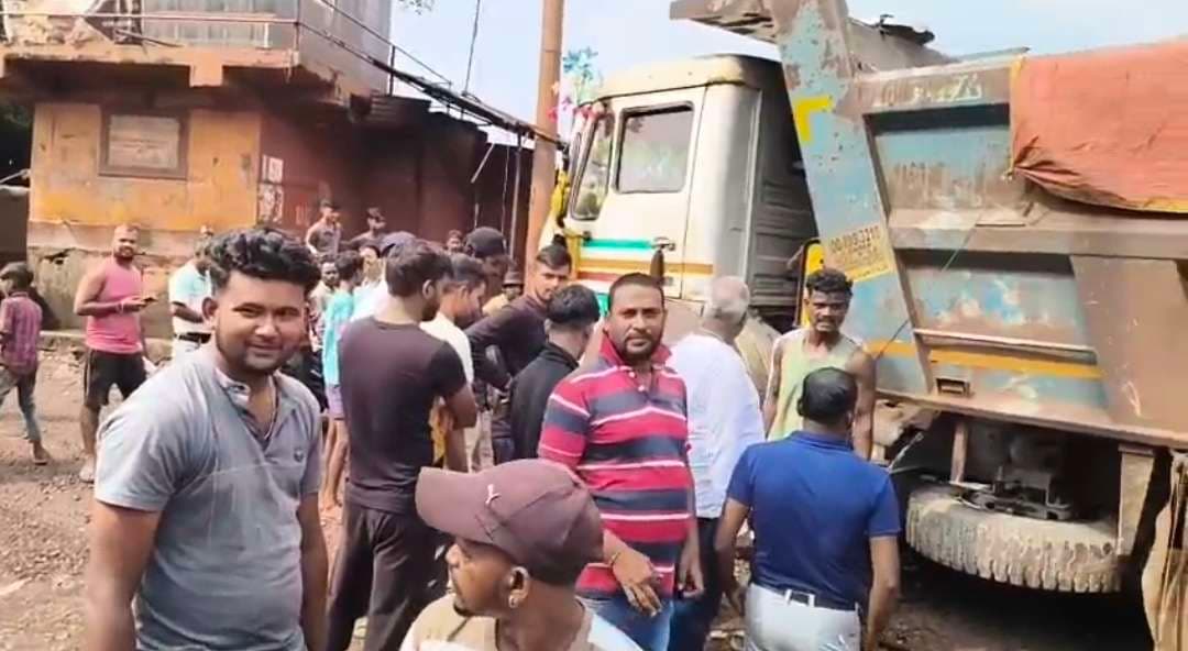 Chaibasa News : हाइवा से टकरायी बाइक, दो युवक घायल