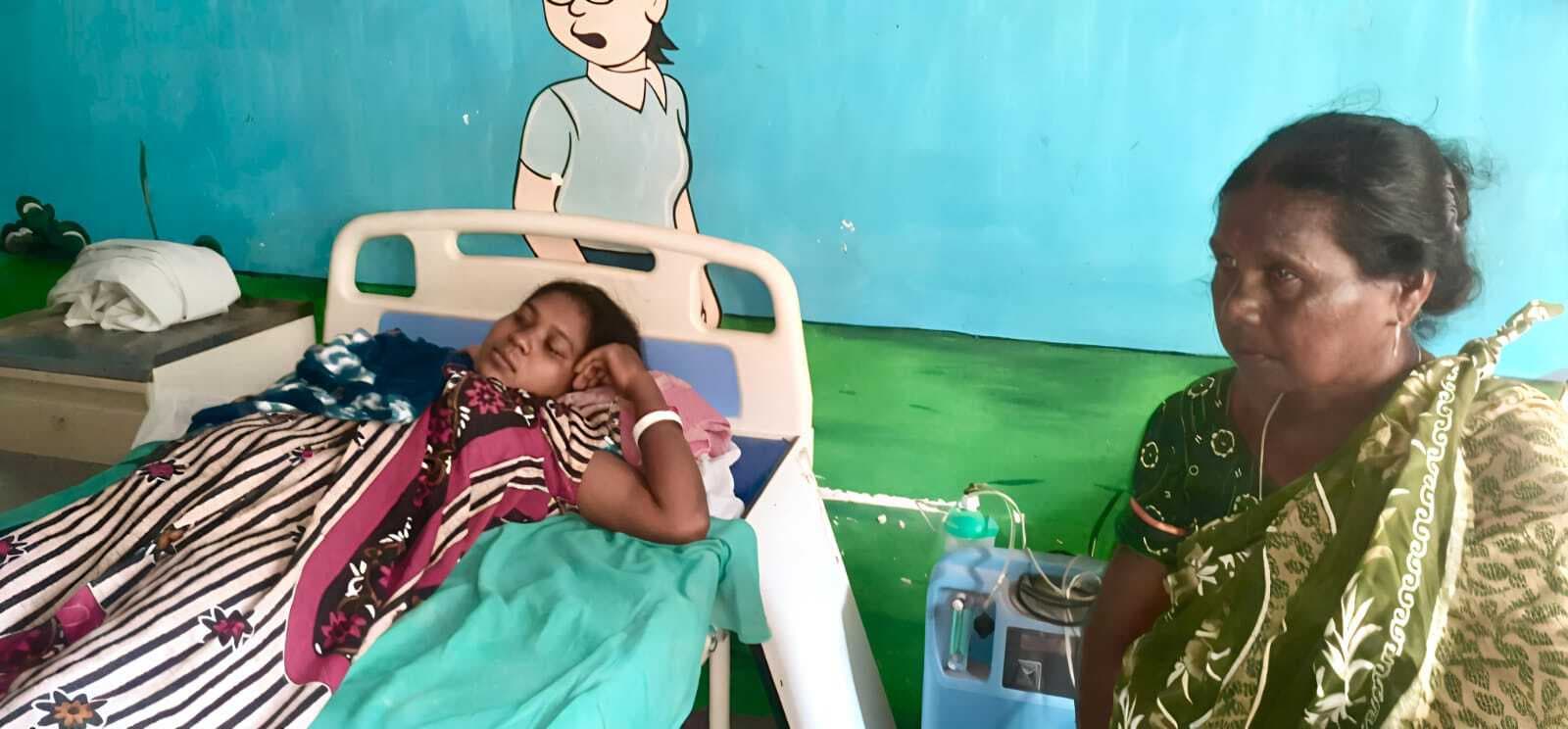 East Singhbhum News : फर्श पर प्रसव, नवजात की मौत<bha>;</bha> परिजन बोले- दो घंटे तक न डॉक्टर पहुंचे न नर्स