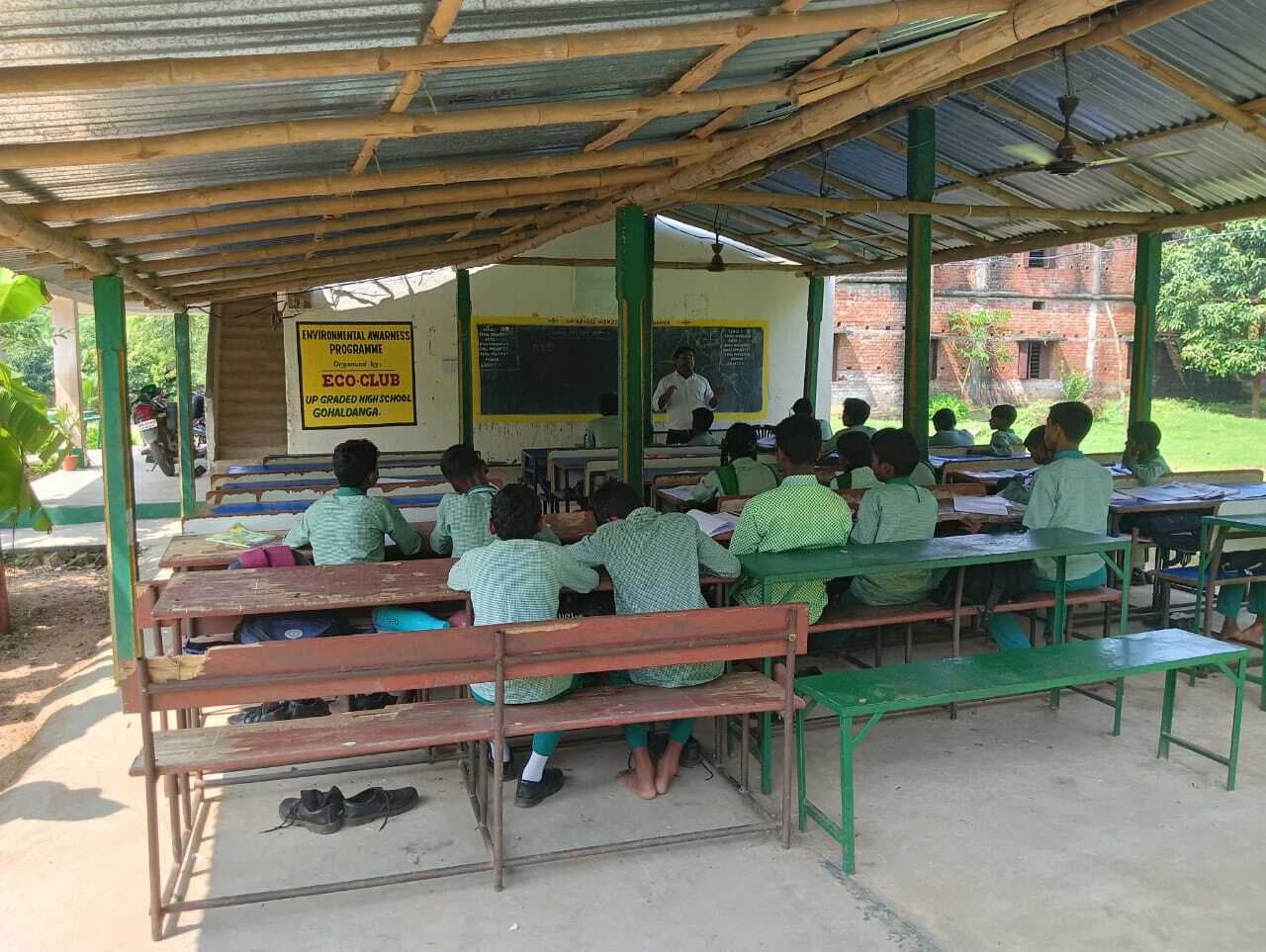 East Singhbhum News : स्कूल भवन 10 वर्षों से अधूरा टिन शेड के नीचे चल रही कक्षा