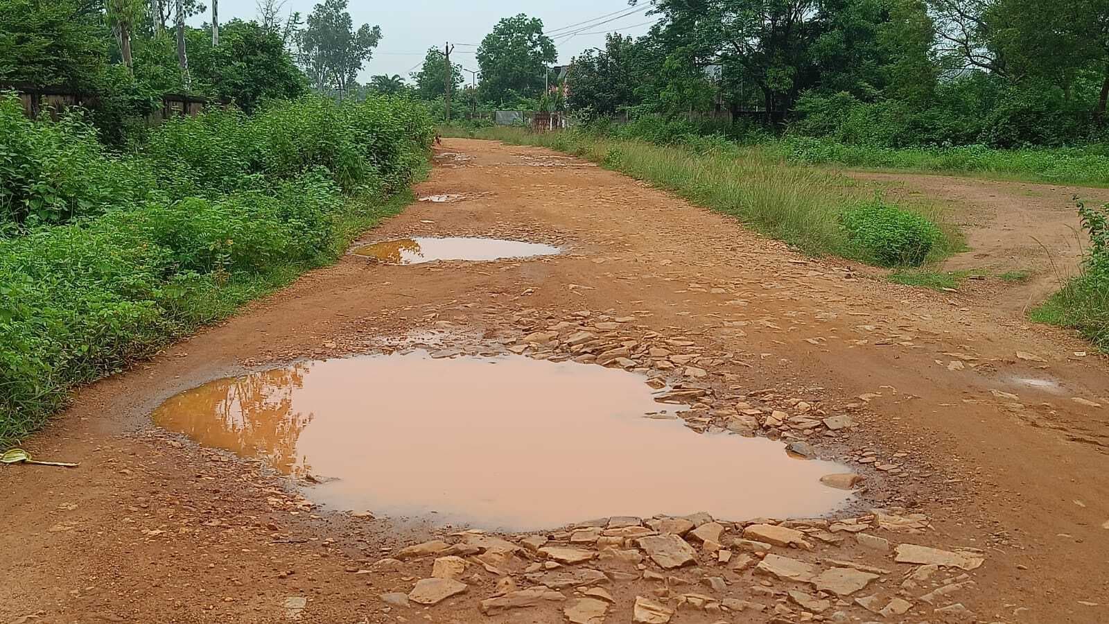 East Singhbhum News : बहरागोड़ा की सड़कें हुईं जानलेवा, मरम्मत नहीं होने से लोग परेशान