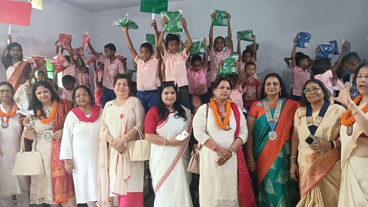 East Singhbhum News : जमशेदपुर ईस्ट इनर व्हील क्लब ने मुचीडीह गांव को गोद लिया