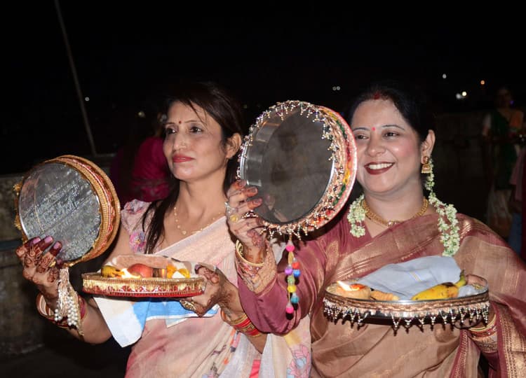 Dhanbad News: करवाचौथ : सुहागिनों ने मांगी पति की लंबी आयु