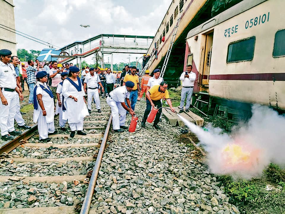 Jamshedpur News : गोइलकेरा-टाटानगर एक्सप्रेस ट्रेन दुर्घटना का हुआ मॉकड्रिल