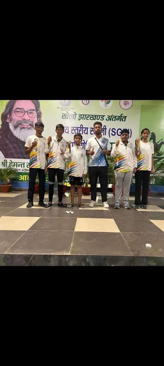 Dhanbad News: राज्य स्तरीय स्विमिंग प्रतियोगिता में क्रेडो के बच्चों का शानदार प्रदर्शन