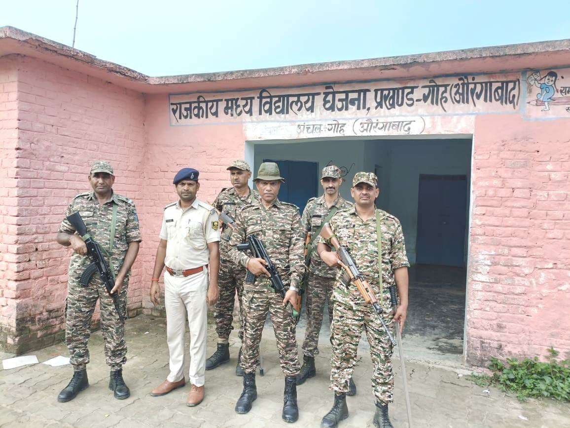 गोह में सुरक्षा व्यवस्था कड़ी, चुनाव को लेकर पुलिस ने किया फ्लैग मार्च