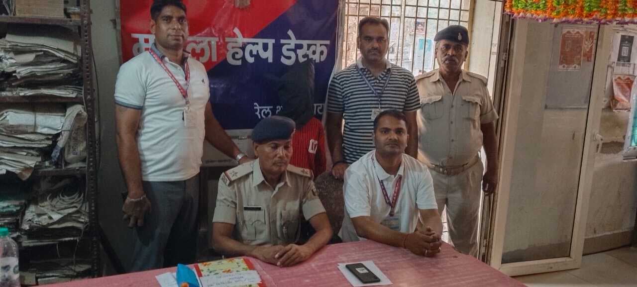 यात्री का मोबाइल छीनने वाला आरोपित गिरफ्तार, दो मोबाइल जब्त