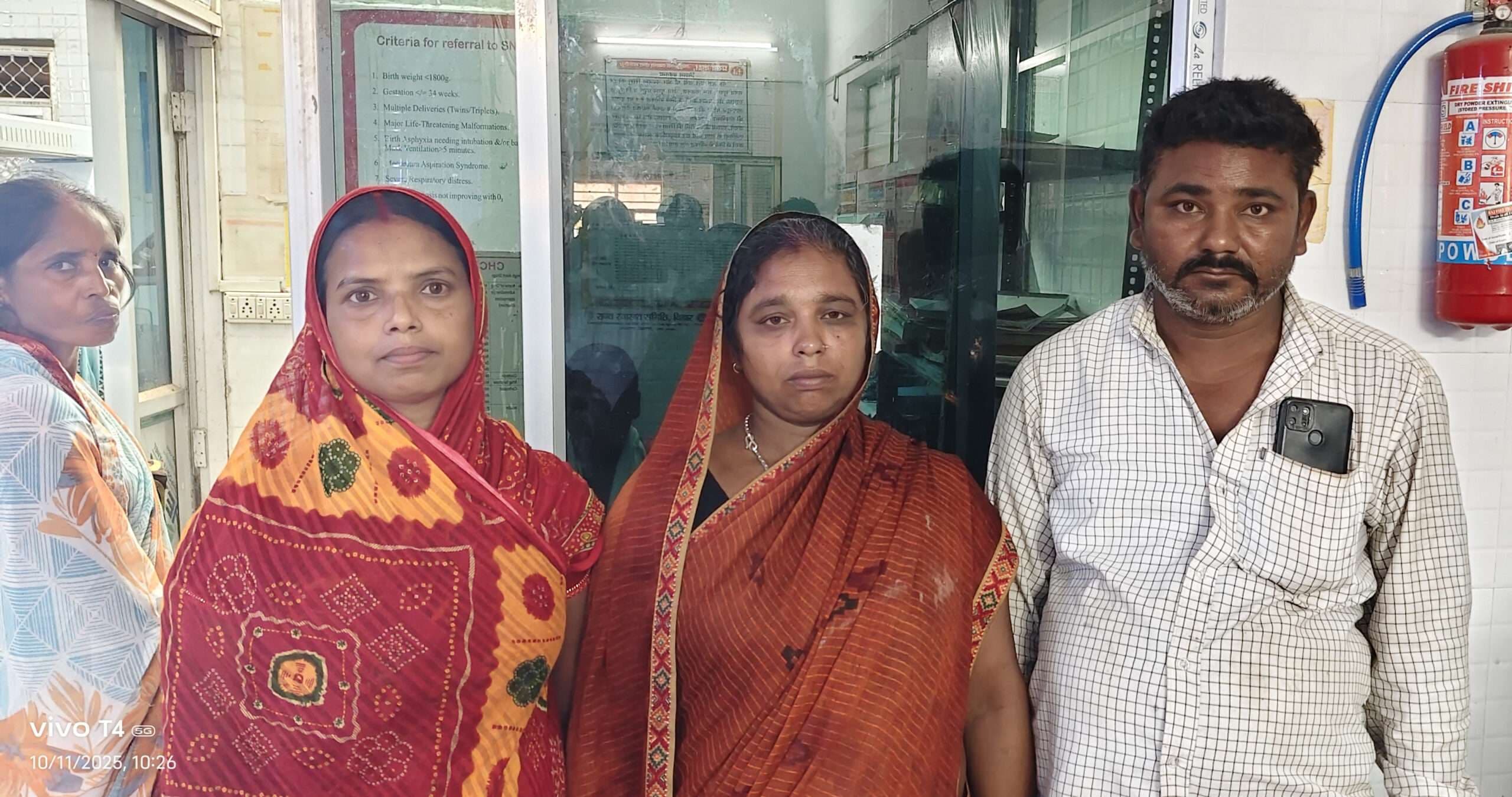 झाड़ी में मिले नवजात को इलाज के बाद निस्संतान दंपती ने लिया गोद