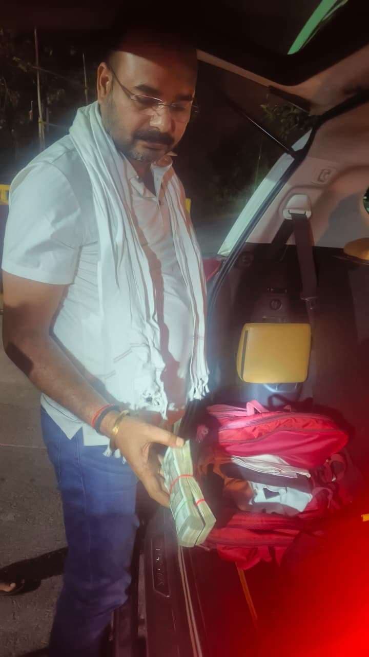 वाहन जांच के दौरान कार से एक लाख रुपये बरामद