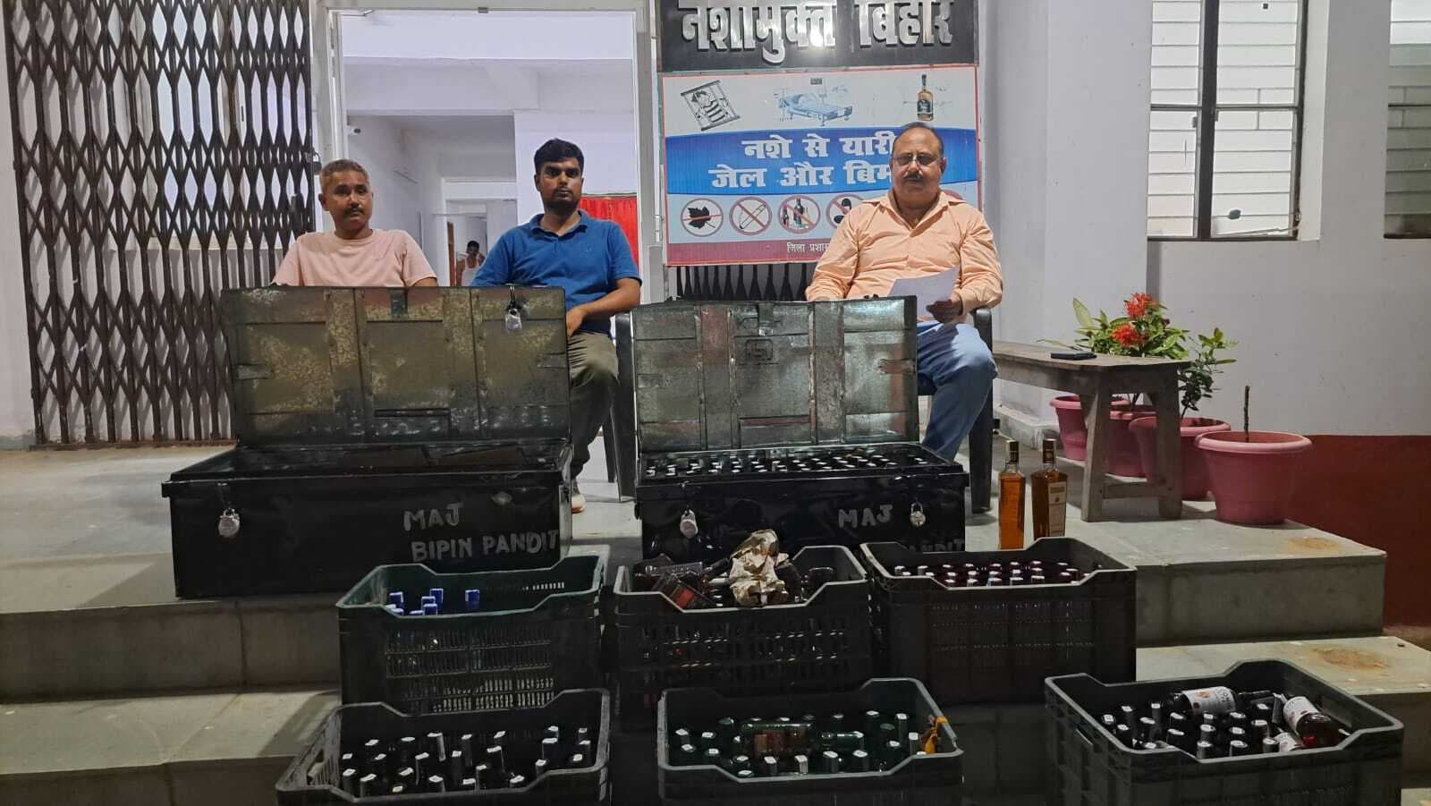 लग्जरी कार से  369 बोतल शराब बरामद, तस्कर फरार