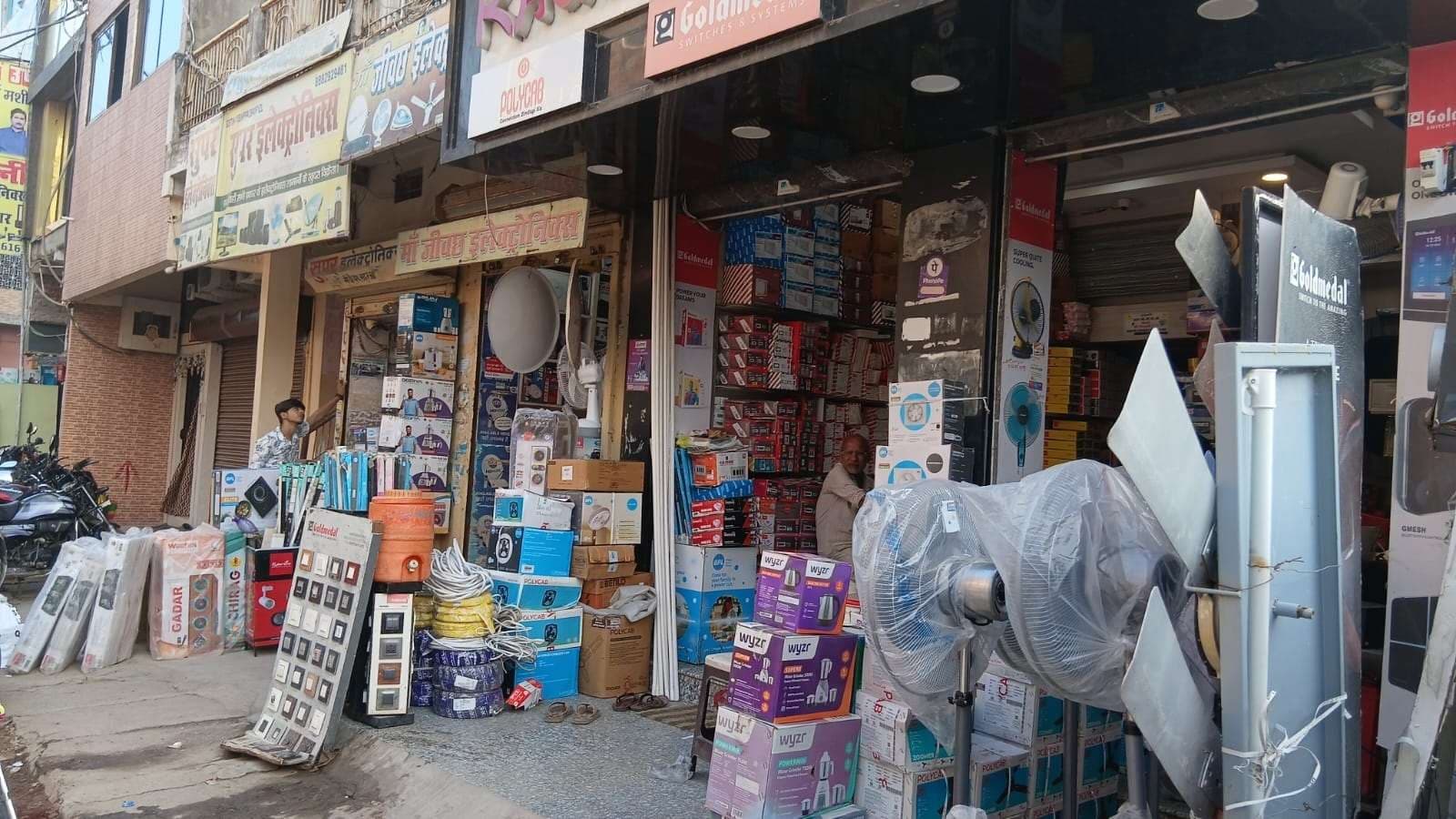 दीपोत्सव की तैयारी में जुटे लोग, बाजारों में बढ़ने लगी खरीदारों की भीड़