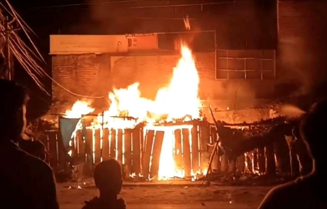 hajipur news. शॉर्ट सर्किट से लगी आग में चार दुकानें जलीं